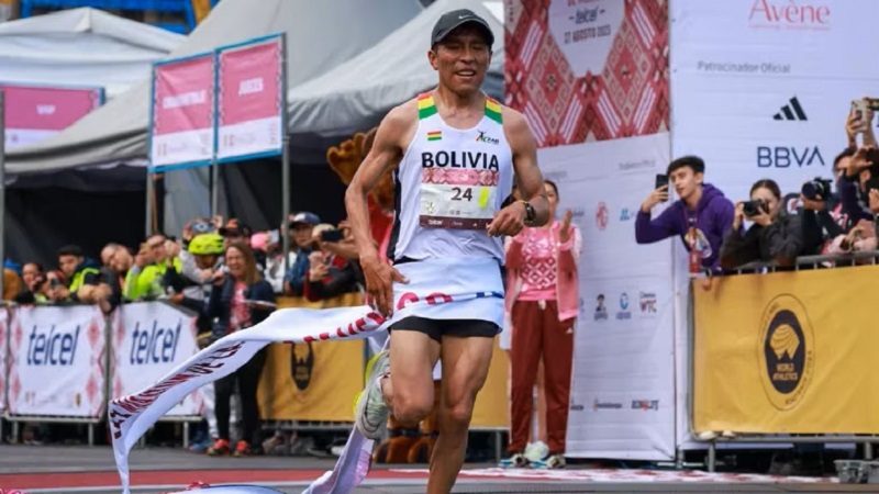 El boliviano Héctor Garibay consiguió la presea dorada. Foto: TW Maraton CDMX