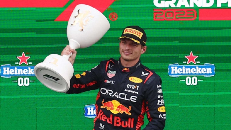 Max Verstappen triunfa en casa y Checo se queda sin podio