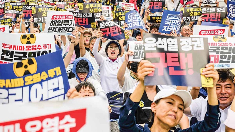 Miles de personas en Corea del Sur protestaron ayer en contra del vertido de aguas residuales tratadas de Fukushima