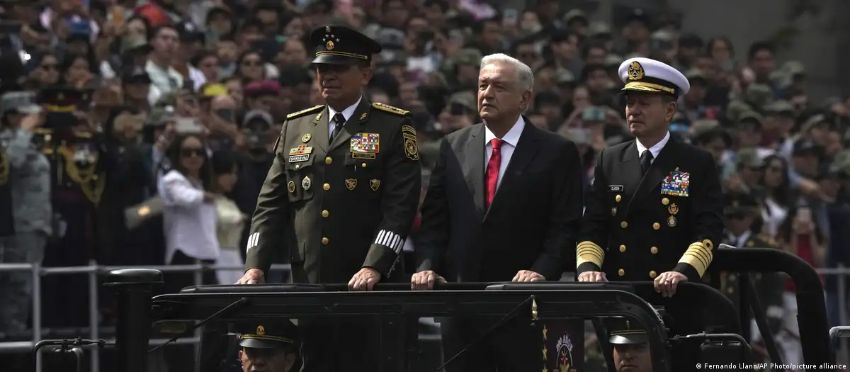 López Obrador pasa revista a las tropas