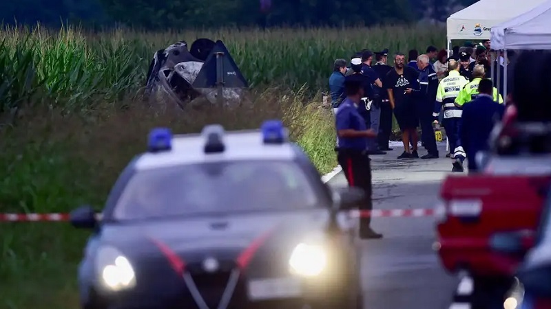 Italia: niña muere al estrellarse avión militar acrobático