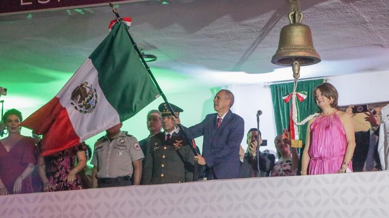 Gerardo Vargas ondea bandera de México