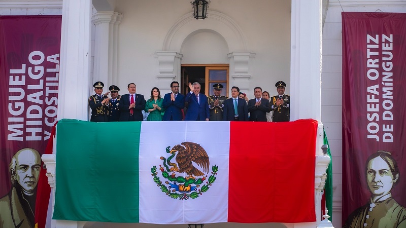 Presencia Rocha Moya el Desfile Cívico Militar con motivo del 213 aniversario del inicio de la Independencia de México