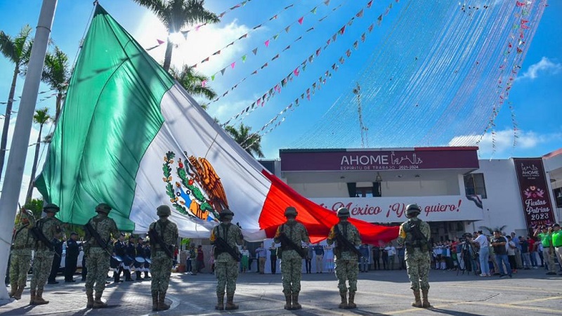 soldados izan bandera de México