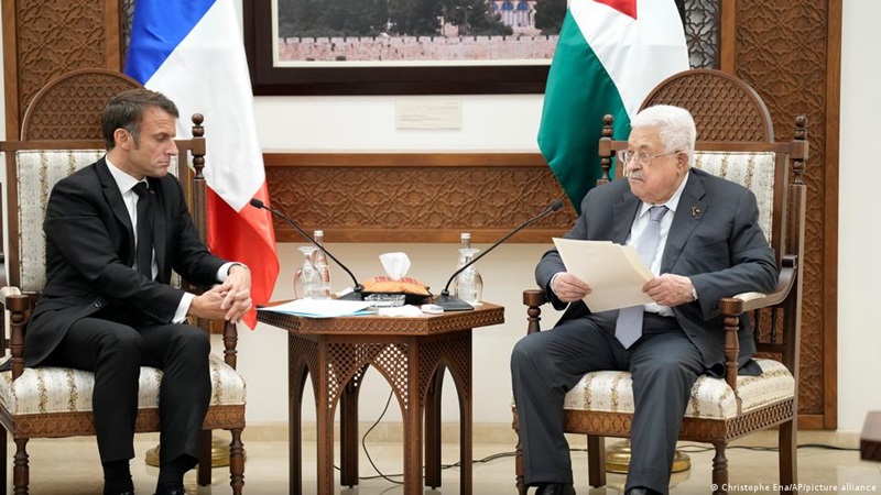 Emmanuel Macron y Mahmoud Abbas
