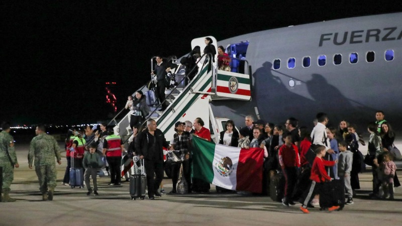 Arriba avión de la FAM con los primeros 135 mexicanos repatriados de Israel