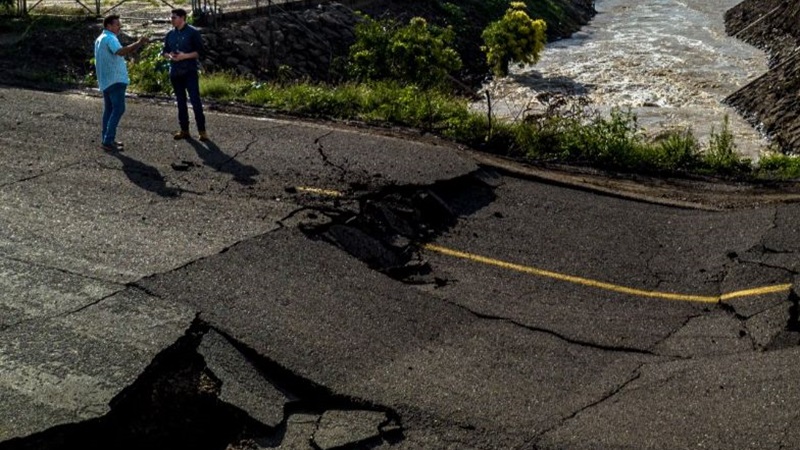 Realiza SOP estatal recuento de daños en tramos carreteros afectados por “Norma”