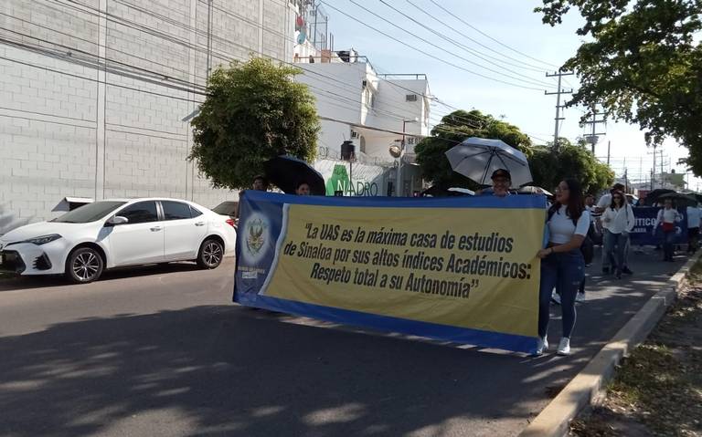 Universitarios marchan en defensa de la autonomía de la UAS