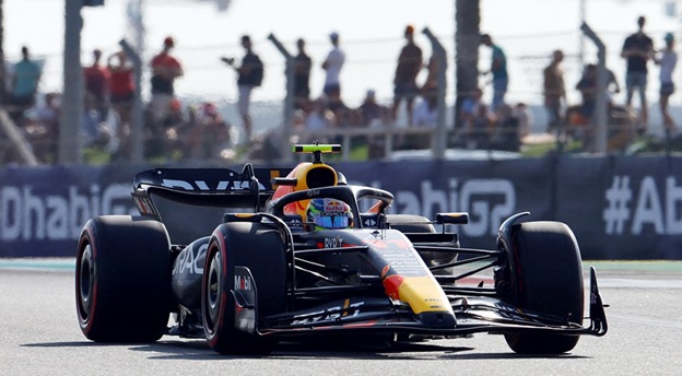 Checo Pérez queda fuera del podio en el Gran Premio de Abu Dabi por una penalización y cierra la Temporada con un cuarto lugar