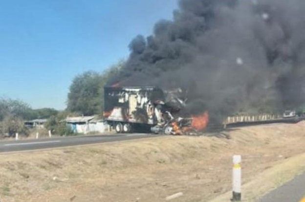 Se registran bloqueos carreteros y quema de vehículos en Jalisco tras detención de “El CR”