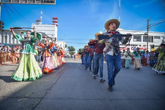Gerardo Vargas encabeza Desfile por el 113 Aniversario de la Revolución Mexicana en Los Mochis