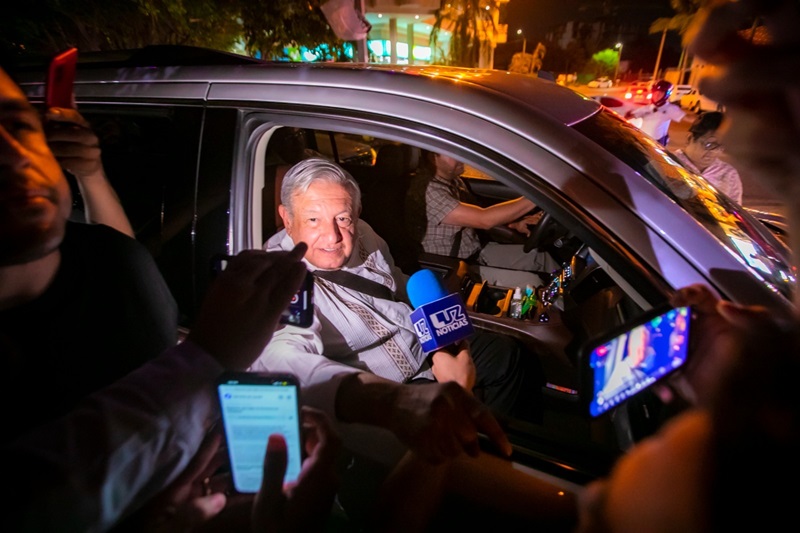 Con la banda sinaloense recibe Rocha Moya al presidente López Obrador