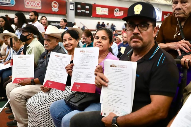 Entrega Rocha Moya 2 mil escrituras a familias de comunidades de Badiraguato