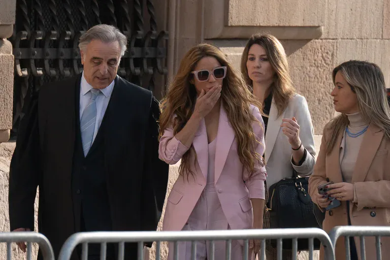 Shakira saliendo del juzgado