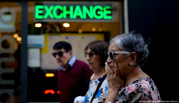 personas frente a casa de cambio en argentina