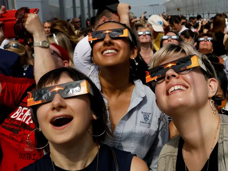 personas observan eclipse solar
