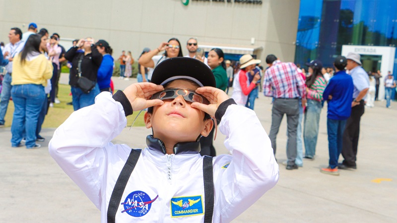 niño observa eclipse en Culiacán