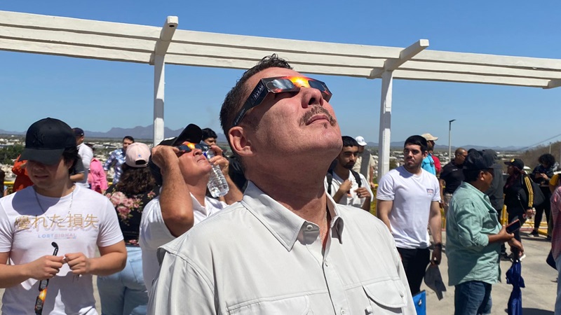 persona observando eclipse en los mochis