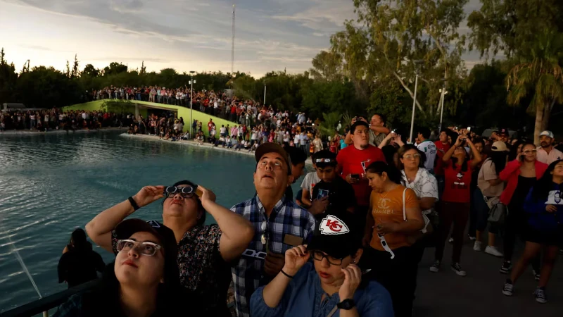 Así se oscurecieron Mazatlán y otras ciudades de México durante el eclipse solar total 2024
