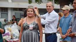 gerardo vargas con abuelitos en su día