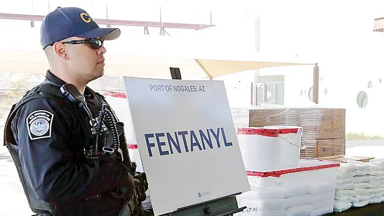 agente de aduanas de estados unidos vigila decomiso de droga.