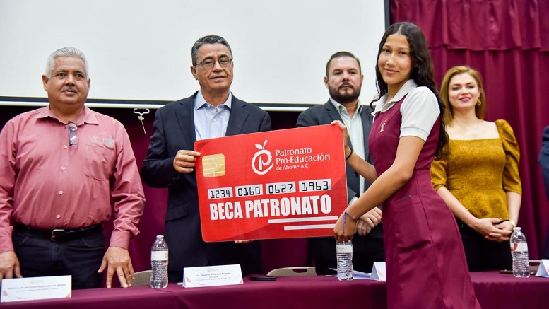 estudiante recibe beca en ahome