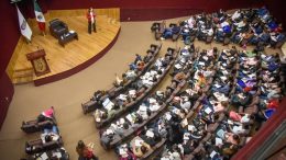 Alumnos de la Universidad Pedagógica del Estado de Sinaloa escuchan conferencia sobre la cultura de la paz.