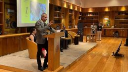 gerardo vargas recibe premio.