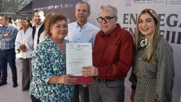 rocha entrega documento a ciudadano de ahome