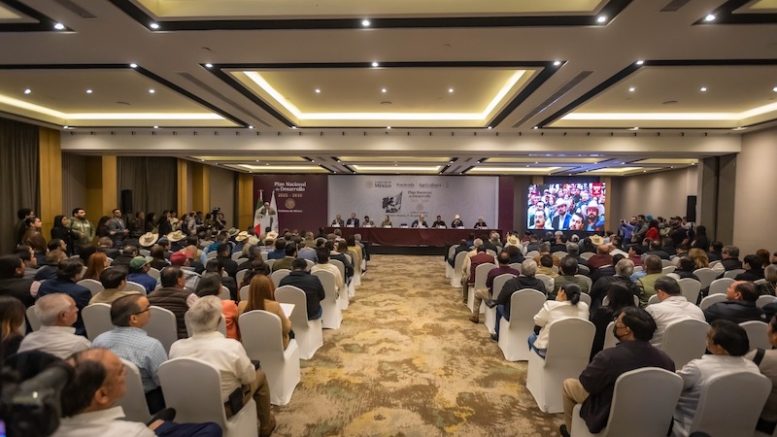 Funcionarios y regidores en la presentación del Foro de Desarrollo Sustentable.