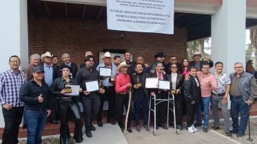 Compositores de Ahome siendo galardonados en los Premios Zuaque