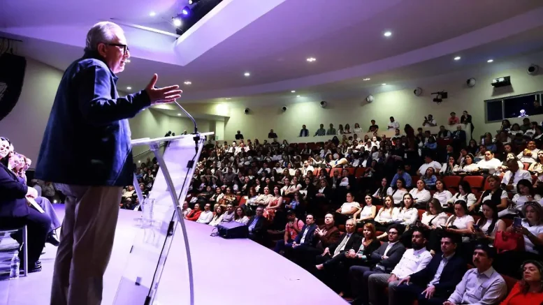 rocha entrega diplomas a maestros