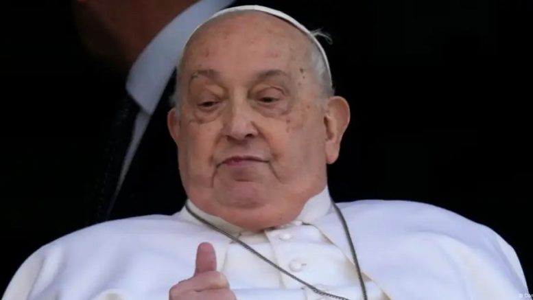 papa francisco saluda
