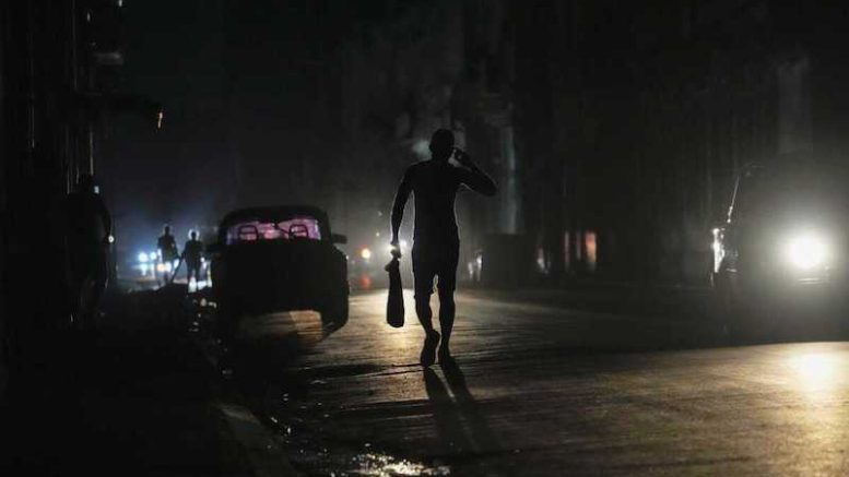 Puerto Rico sufre de apagón masivo que deja a millones de usuarios sin servicio eléctrico.