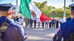 Así se llevó a cabo el izamiento a la bandera en el Palacio Municipal por celebración al Día del Trabajo.