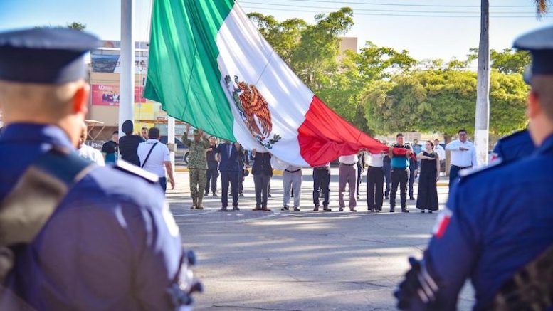 Así se llevó a cabo el izamiento a la bandera en el Palacio Municipal por celebración al Día del Trabajo.
