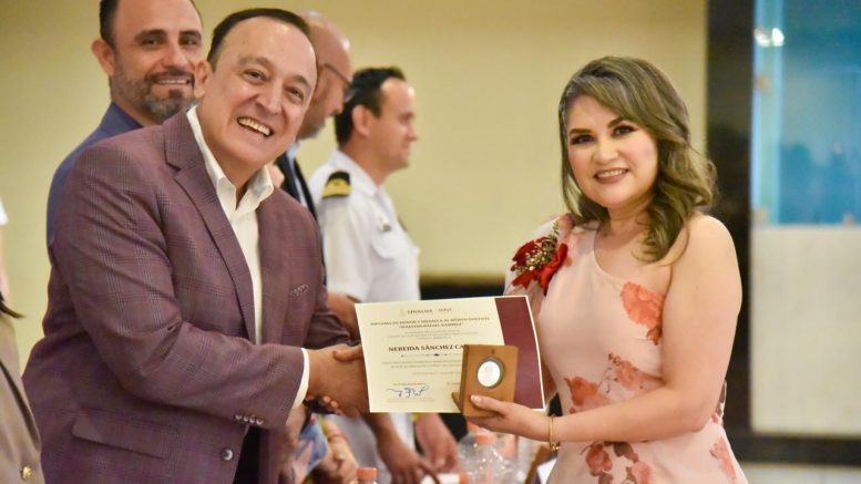 Antonio Menéndez reconoce a maestros