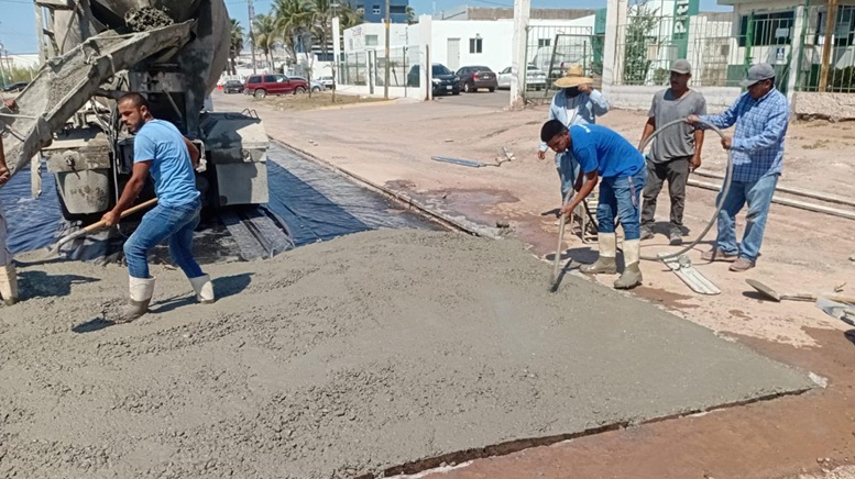 trabajadores pavimentando calle