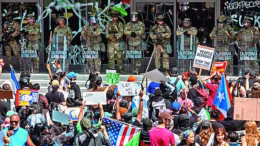 agentes continuan intentando dispersar-protestas