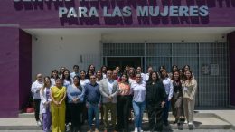 Antonio Menéndez con la secretaria de las mujeres