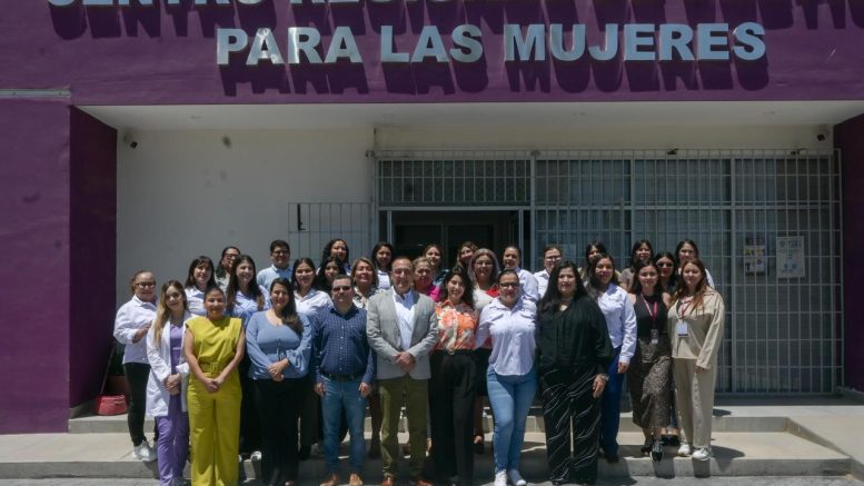Antonio Menéndez con la secretaria de las mujeres