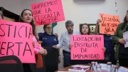manifestantes con oscar loza ochoa