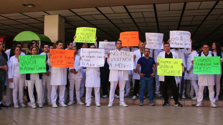 médicos protestando en palacio de gobierno