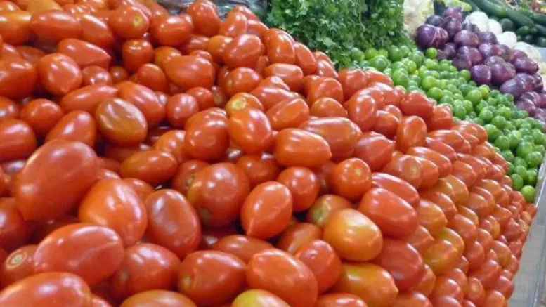 puesto de tomates en el mercado