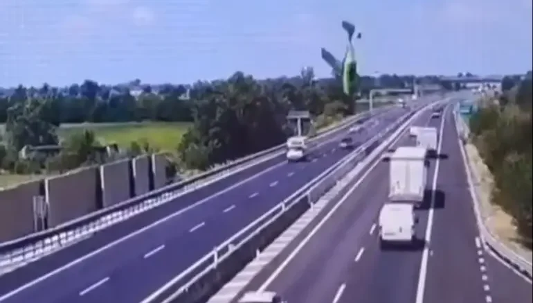 avión se estrella en carretera