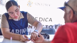 doctora de la marina revisa paciente