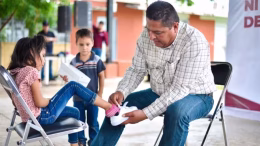 entrega de calzado a niños