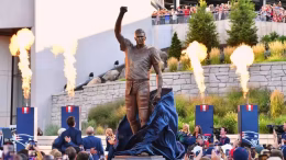 estatua de tom brady