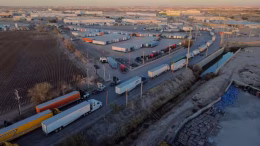 fila de camiones en cruce fronterizo