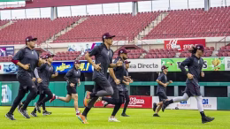 jugadores de Tomateros de Culiacán entrenando